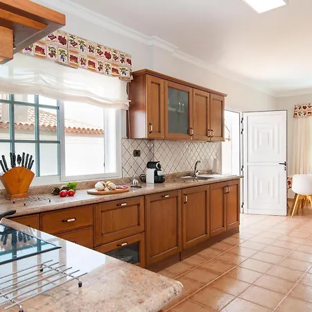 Comoda Sonnenland Spacious Luxury Private Heated Pool Stunning Terrace Views Perfect Family Getaway Vila